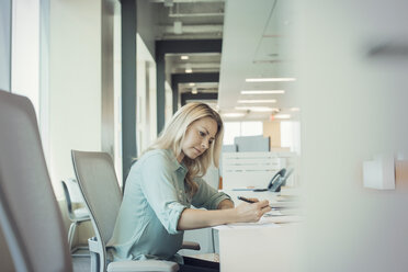 Geschäftsfrau arbeitet allein im Büro - WESTF21828