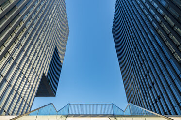 Deutschland, Düsseldorf, Fassade eines Luxushotels und Bürogebäudes - FR00473