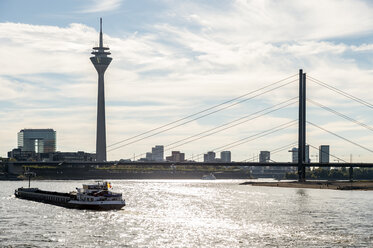 Deutschland, Düsseldorf, Blick auf Stadttor und Rheinturm mit Rheinknie-Brücke und Rhein - FRF00474