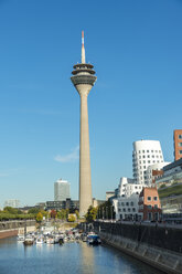 Deutschland, Düsseldorf, Gehry-Gebäude und Fernsehturm im Medienhafen - FRF00475