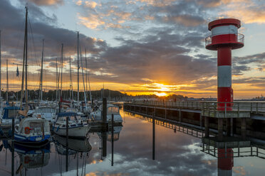 Deutschland, Eckernförde, Yachthafen und Leuchtturm bei Sonnenaufgang - KEBF00413