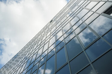 Moderne Glasfassade, in der sich die Wolken spiegeln - TAMF00719