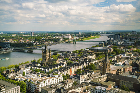 Deutschland, Köln, Blick auf Stadtbild mit Groß Sankt Martin und Rathaus von oben - TAMF00722