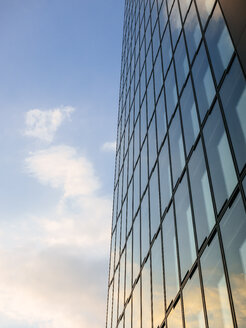 Deutschland, Düsseldorf, Teil einer Glasfassade eines modernen Bürogebäudes - KRPF01897