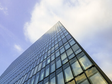 Deutschland, Düsseldorf, Teil einer Glasfassade eines modernen Bürogebäudes - KRPF01898