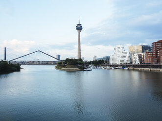 Deutschland, Düsseldorf, Blick auf Rheinturm und Neuen Zollhof mit Medienhafen im Vordergrund - KRPF01900