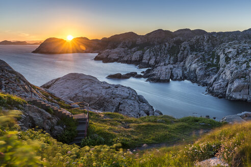 Norwegen, Vest-Agder, Sonnenuntergang am Kap Lindesnes - STSF01126