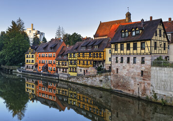 Deutschland, Stein, Blick auf Fachwerkhäuser an der Regnitz - SIEF07124