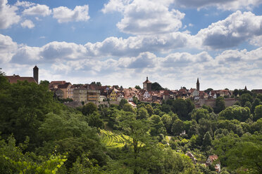 Deutschland, Rothenburg ob der Tauber, Blick vom Schlossgarten auf die Stadt - SIEF07129