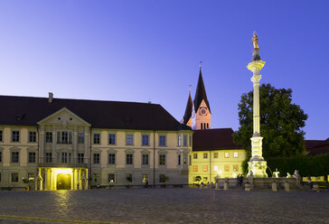 Germany, Eichstaett, view to museum formerly residence, cathedral and St Mary's Column - SIEF07133