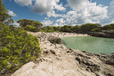 Spanien, Balearische Inseln, Menorca, Cala Es Talaier - RAEF01519