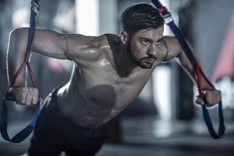 Sportler beim Training im Fitnessstudio, lizenzfreies Stockfoto