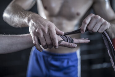 Boxer wickeln Hand im Boxring - ZEF11072