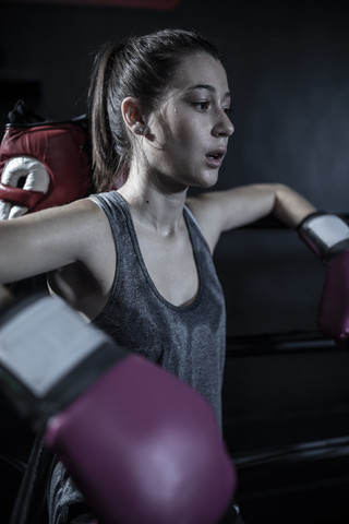 Weiblicher Boxer im Boxring, lizenzfreies Stockfoto