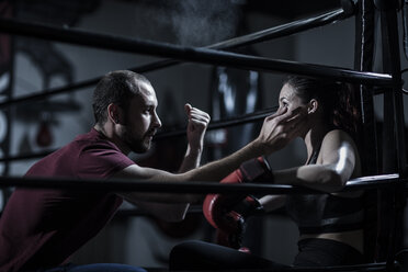 Trainer mit weiblichem Boxer im Boxring - ZEF11082