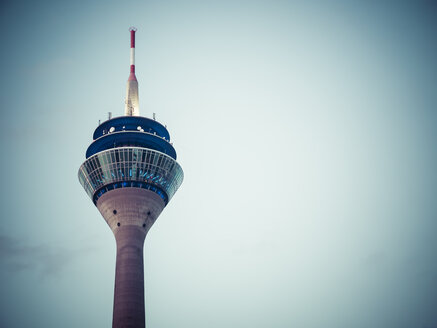 Deutschland, Duesseldorf, Blick auf den Rheinturm - KRPF01904