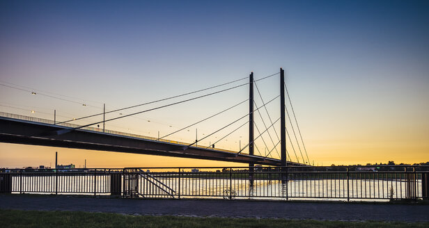Deutschland, Düsseldorf, Blick auf die Rheinknie-Brücke zur goldenen Stunde - KRPF01910