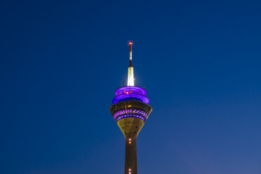 Deutschland, Duesseldorf, Blick auf den beleuchteten Rheinturm bei Nacht - KRPF01913