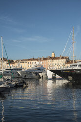 Frankreich, Saint-Tropez, Jachthafen und Uhrenturm im Hintergrund - DEGF00920