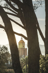 Frankreich, Saint-Tropez, Uhrenturm im Gegenlicht - DEGF00921