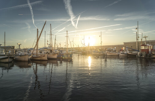 Frankreich, Saint-Tropez, Yachthafen bei Sonnenuntergang - DEGF00922