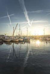 Frankreich, Saint-Tropez, Yachthafen bei Sonnenuntergang - DEGF00923