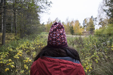 Back view of woman wearing patterned wooly hat in nature - ABZF01445