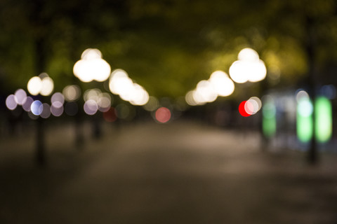 Unscharfe Straße mit Lichtern bei Nacht, lizenzfreies Stockfoto