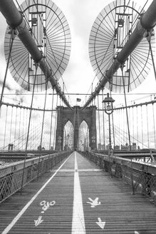 USA, New York City, Brooklyn Bridge mit Markierungen für Fußgänger und Radfahrer - ZEF11103