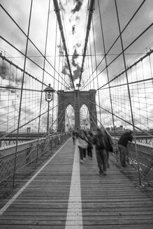 USA, New York City, Fußgänger auf der Brooklyn Bridge - ZEF11105