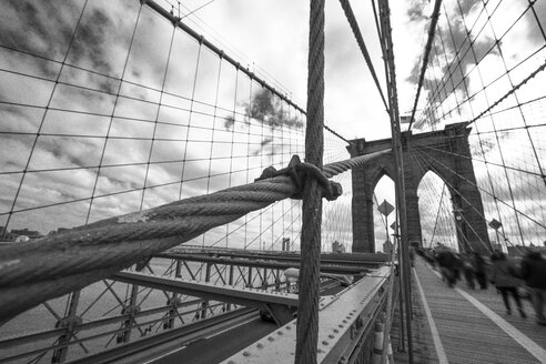 USA, New York City, Fußgänger auf der Brooklyn Bridge - ZEF11106