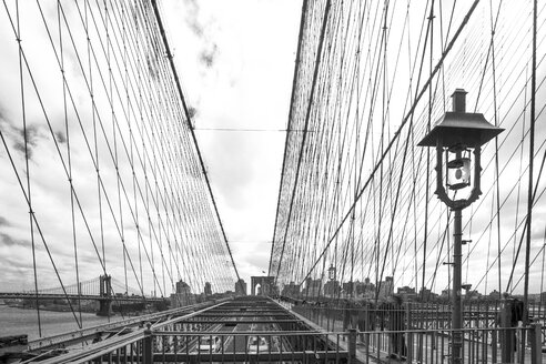 USA, New York City, Teil der Brooklyn-Brücke - ZEF11109