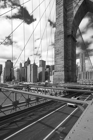 USA, New York City, Teil der Brooklyn Bridge mit Blick auf Manhattan, lizenzfreies Stockfoto