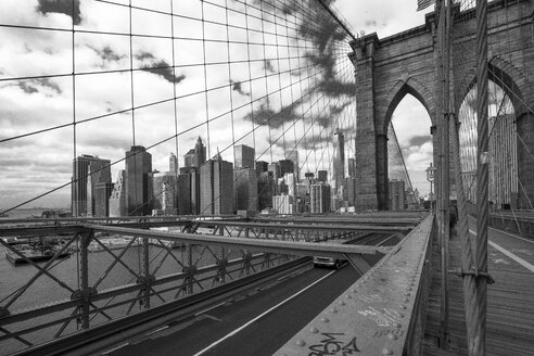 USA, New York City, Blick von der Brooklyn Bridge auf Manhattan - ZEF11111