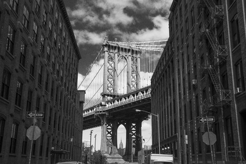 USA, New York City, Teil der Brooklyn Bridge zwischen Fassaden, lizenzfreies Stockfoto