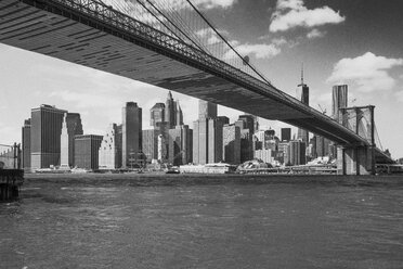 USA, New York City, view to Manhattan with Brooklyn Bridge in the foreground - ZEF11116