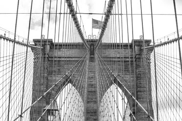 USA, New York City, Teil der Brooklyn Bridge mit amerikanischer Flagge - ZEF11118
