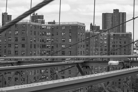 USA, New York City, Blick auf Mehrfamilienhäuser von der Brooklyn Bridge, lizenzfreies Stockfoto