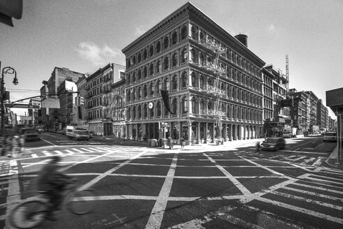 USA, New York City, Blick auf den Haughwout Store mit einer Kreuzung im Vordergund - ZEF11121
