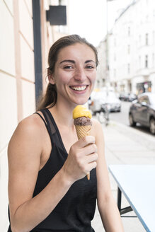 Porträt einer glücklichen jungen Frau mit Eiswaffel - TAMF00726
