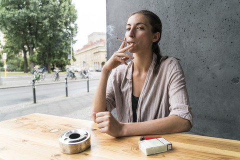 Junge Frau beim Rauchen, lizenzfreies Stockfoto