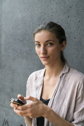 Porträt einer jungen Frau mit Textnachrichten - TAMF00736