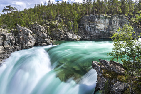 Norwegen, Oppland, Fluss Sjoa in der Ridderspranget-Schlucht, lizenzfreies Stockfoto