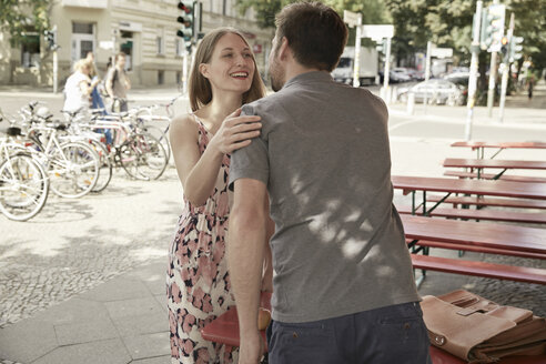 Mann und Frau treffen sich in einem Straßencafé - SUF00106