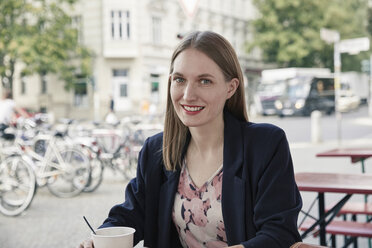 Lächelnde Frau in einem Straßencafé - SUF00107