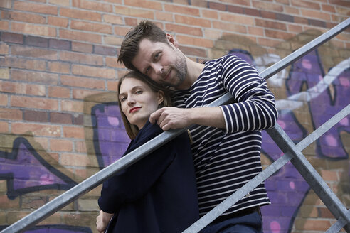 Porträt eines Paares auf einer Treppe im Freien - SUF00114