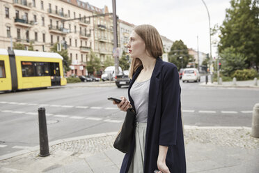 Frau in der Stadt mit Mobiltelefon - SUF00122