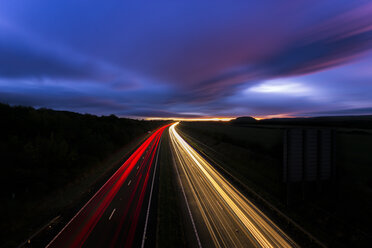 UK, Schottland, Lichtspuren auf Autobahn in East Lothian - SMAF00582
