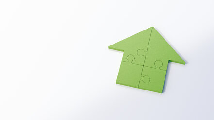 Grünes Puzzlestück Haus auf weißem Hintergrund - AHUF00273