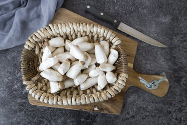 Trompetenchampignons im Korb auf dem Schneidebrett - SARF03023